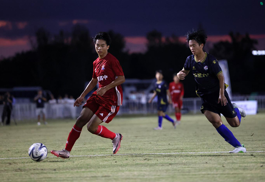 绿茵少年在合肥市青少年足球联赛U18组决赛中征战。解琛摄