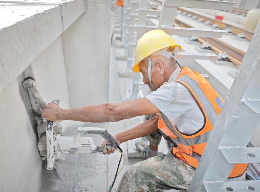 S1号线的建设者们,顶酷暑、冒高温坚持室外登高作业。代兵摄