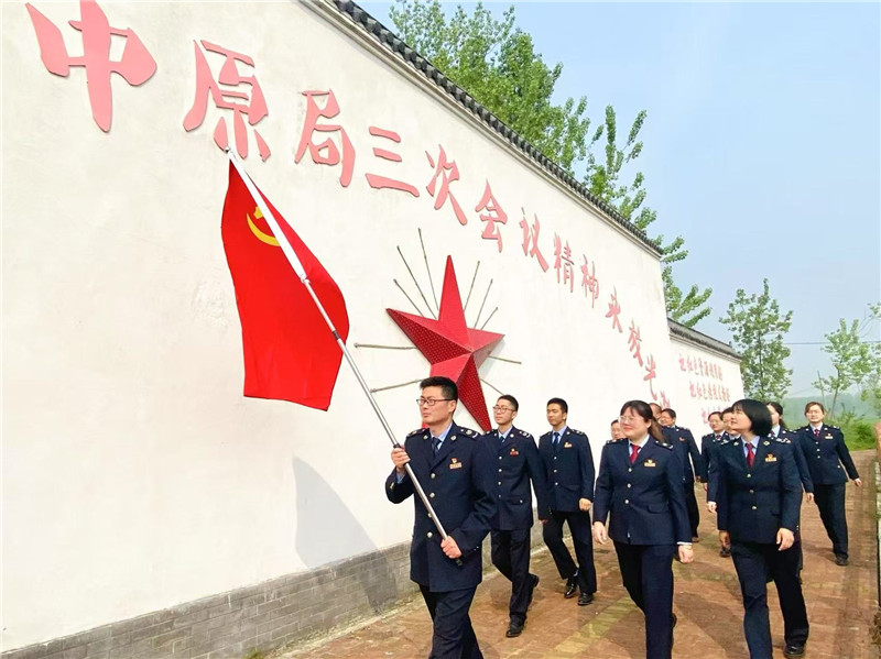 党纪学习教育期间，定远县税务局组织青年税干到中原局三次会议旧址开展党性教育