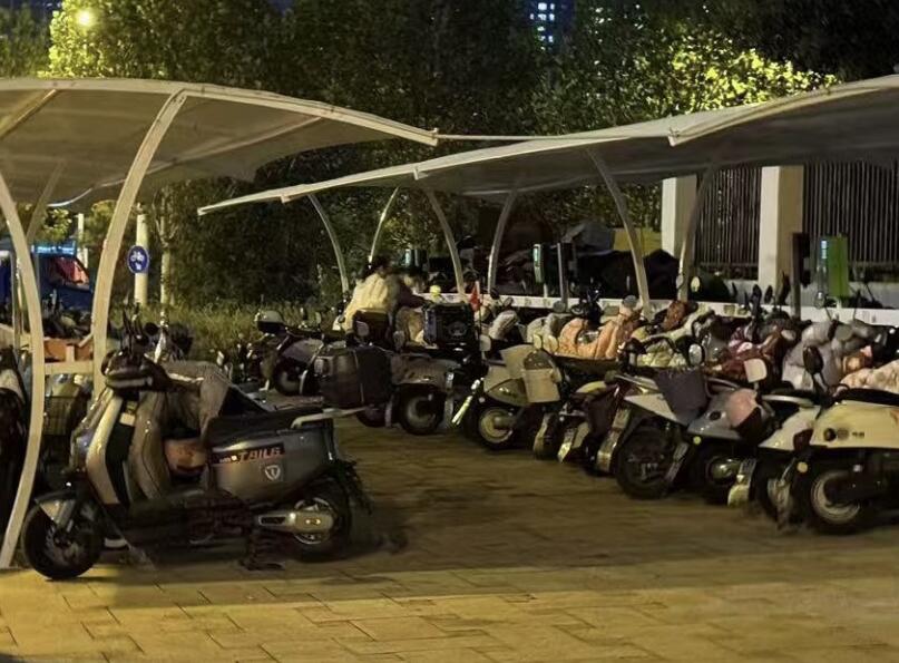 文一豪門金地小區新建非機動車車棚。