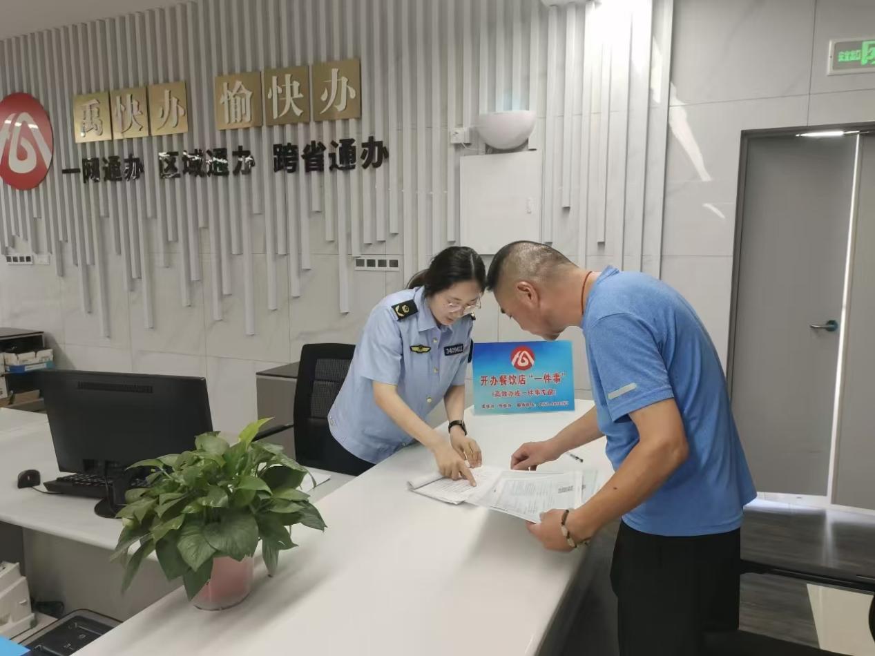 办理业务的个体户。禹会区委宣传部供图