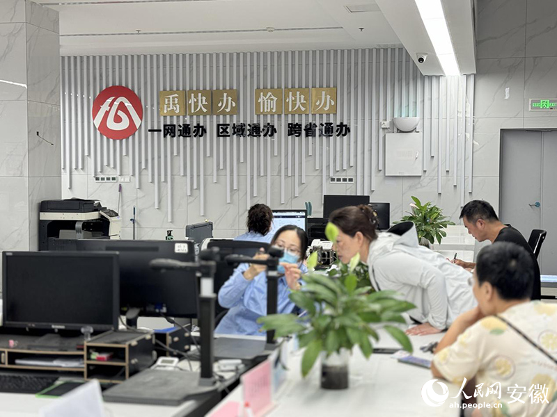禹会区政务服务中心办事窗口。人民网 吕欢欢摄