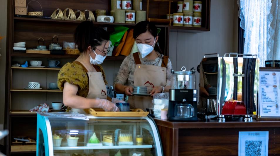 右為咖啡主理人顧倩正在調配咖啡。