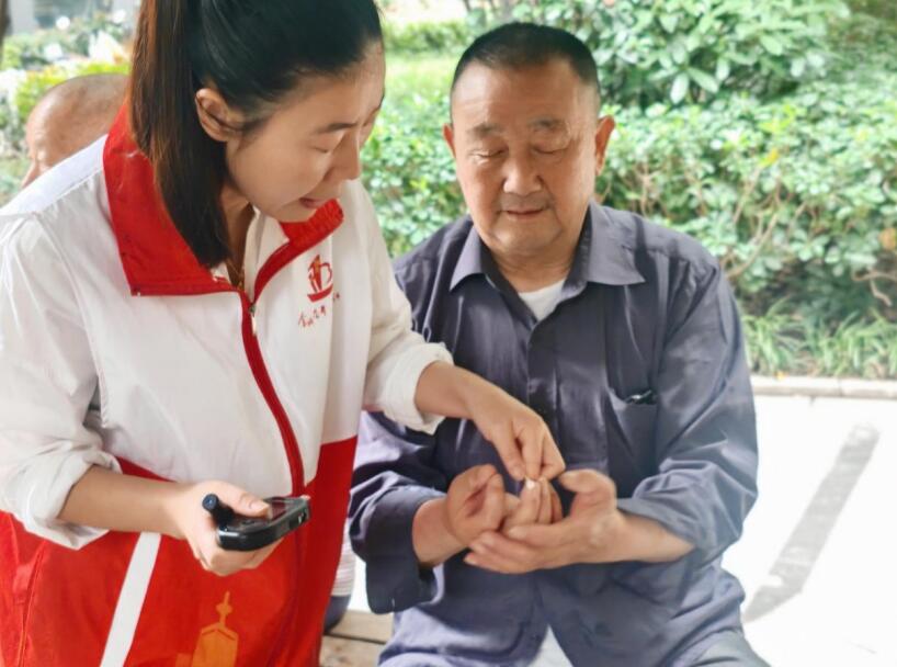 志願者為轄區居民免費測量血壓血糖。