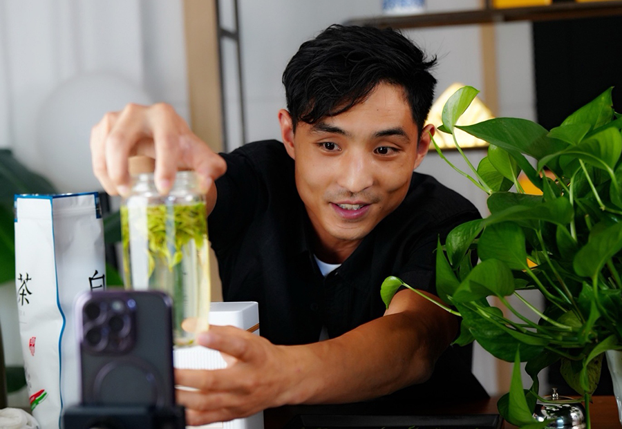 直播間裡,帶貨家鄉茶的李青鬆。廣德市委宣傳部供圖