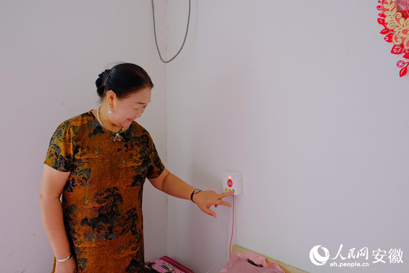 金阿姨床头的“一键报警器”装置。人民网吕欢欢摄