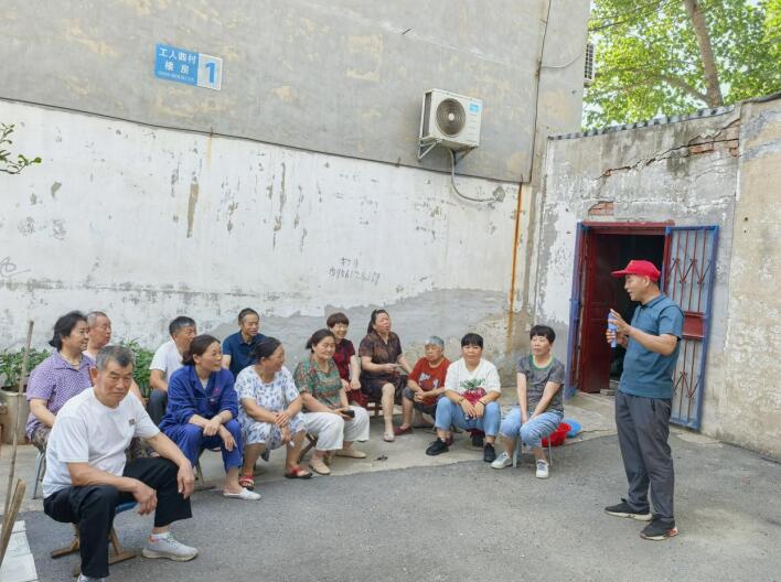 召开“书记有约”议事会，收集居民意见建议。周晓佳摄