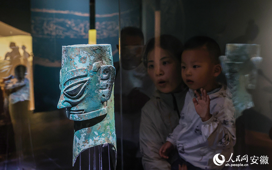 三星堆出土铜人头像迎来“小迷弟”。人民网记者 张俊摄