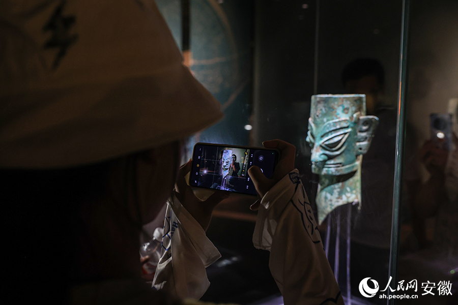 市民打卡三星堆铜人头像。人民网记者 张俊摄