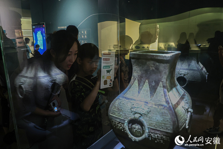 市民观展,看得仔细、记得认真。人民网记者 张俊摄