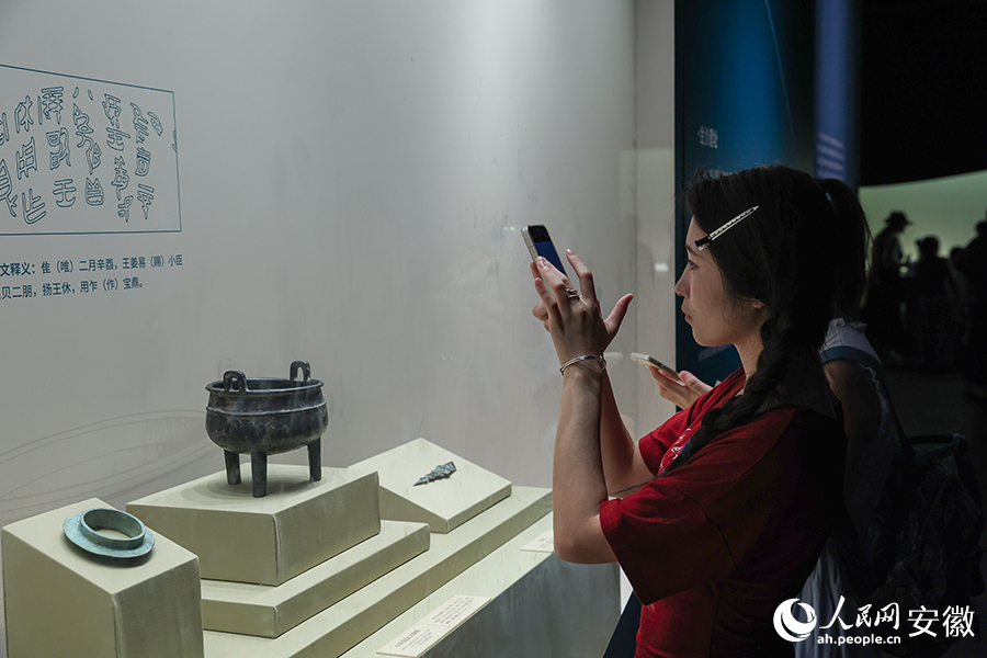 我给文物拍张照。人民网记者 张俊摄