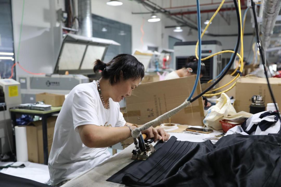 嘉亮服饰的落地,解决了周边很多村民就业问题。赵鼎供图
