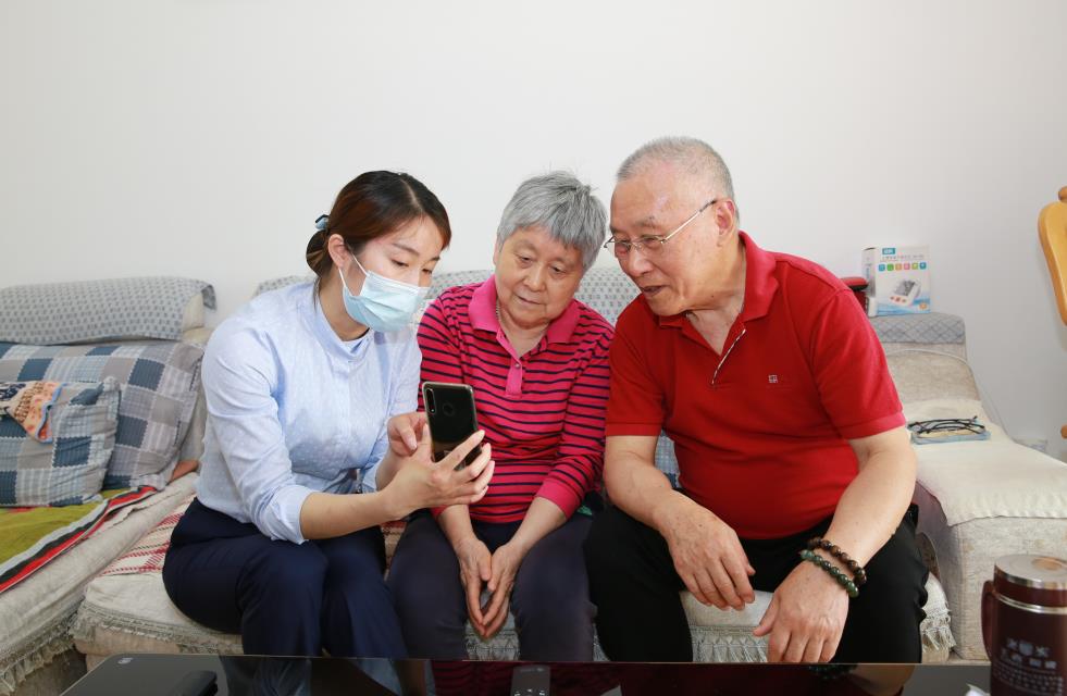 安徽移动营业厅服务专员上门为老人处理手机卡顿问题。