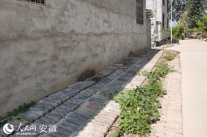 舊瓦塊鋪在屋檐下，起到防濺水作用。人民網 胡雨鬆攝