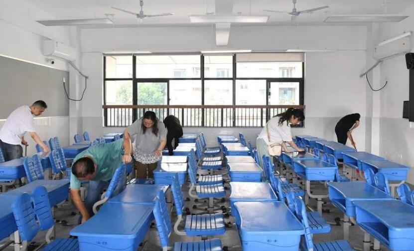 志願者們認真打掃教室。