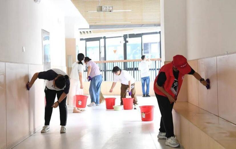 志願者加入到清潔行動中來。