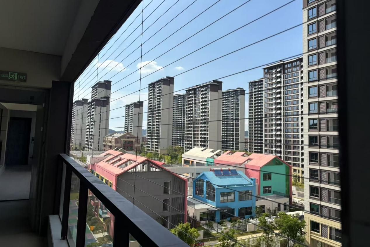 隐形防护网保障住户安全。施诚摄