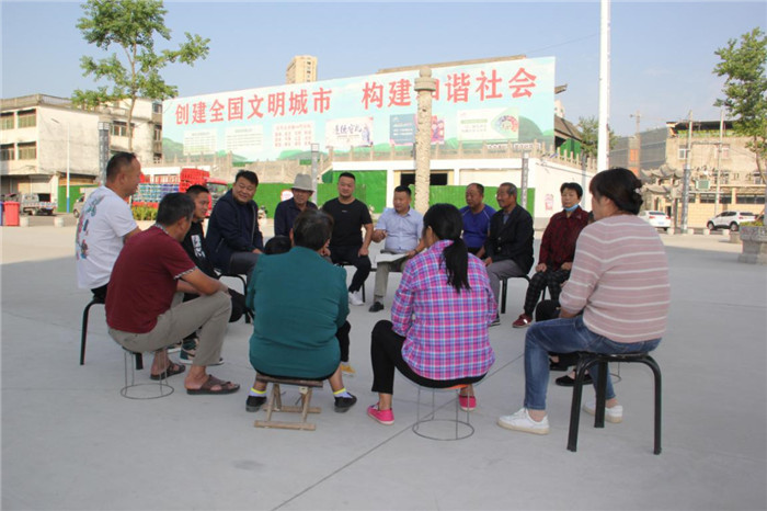 颍州区京九路街道“板凳议事会”。
