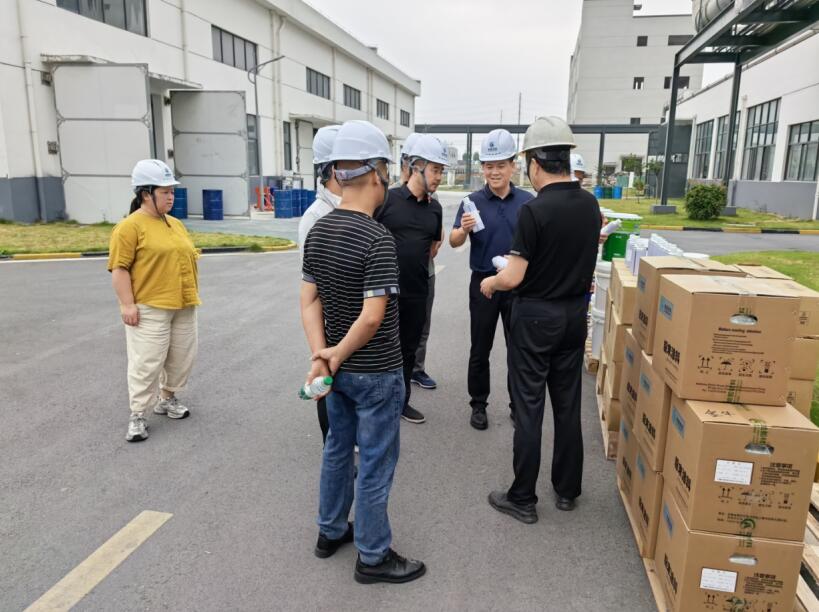明光市工业防腐涂料领域供需对接进行现场参观。李品轩 摄