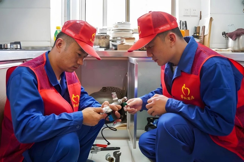 合燃华润燃气“银龄安居”志愿者为帮扶老人免费安装燃气报警器。