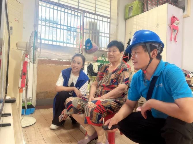 小崔和張師傅一起檢查維修后的網絡電視效果。