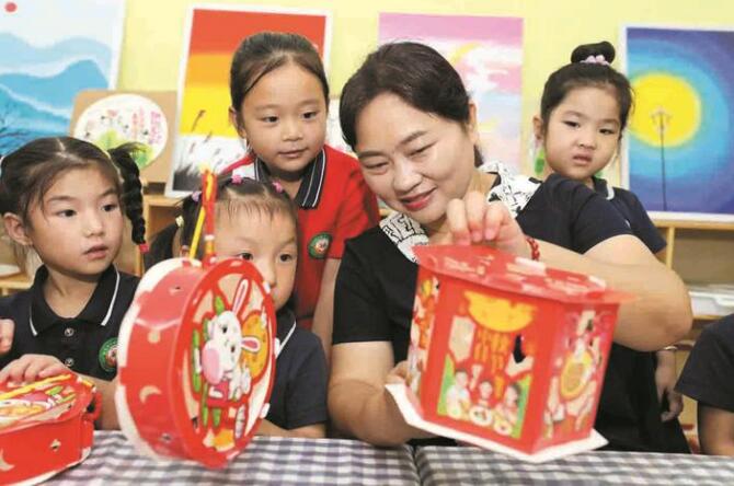 张秀芝带领四铺中心幼儿园深耕特色教育，常态化开展传统文化活动。郭子文摄