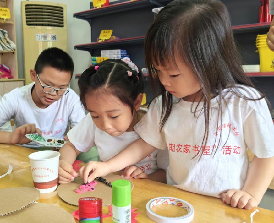 小河鎮梓豐村農家書屋暑期活動中，孩子們學習農耕技藝傳承手工課。