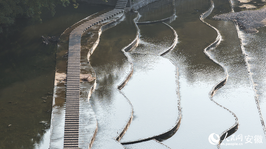 民宿旁的“鱼鳞坝”。人民网 郭昊摄