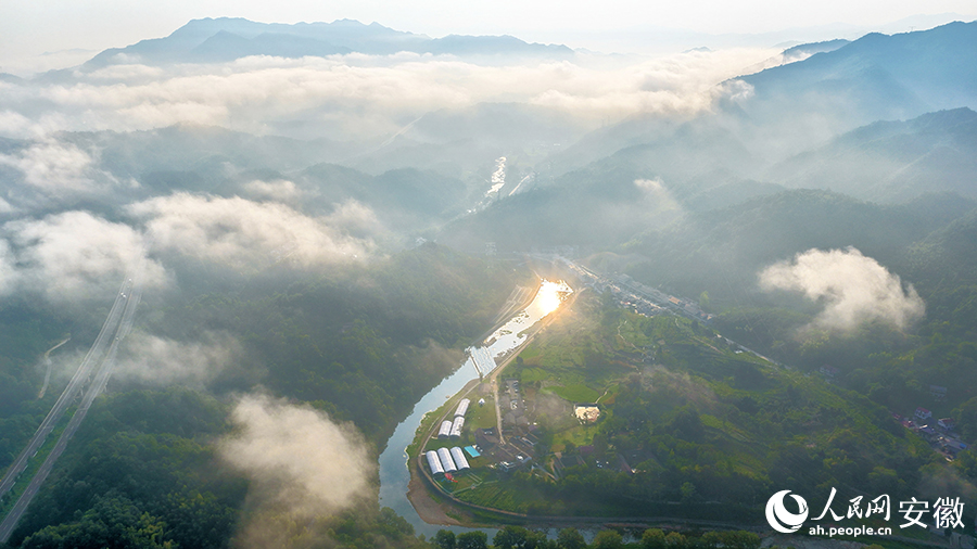 民宿上空云雾缭绕，宛若仙境。人民网 郭昊摄