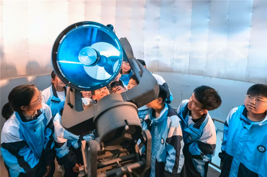 同學們在研究天文望遠鏡的構造和原理。壽縣壽春中學供圖