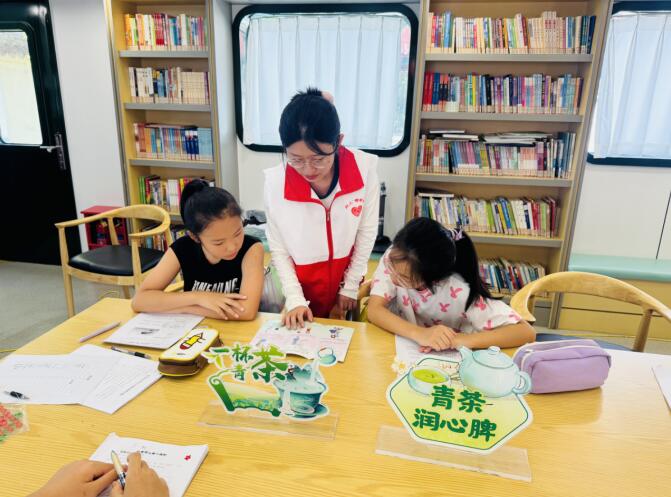 青年調解隊在鐵運社區開展普法宣傳。鄭子琦攝