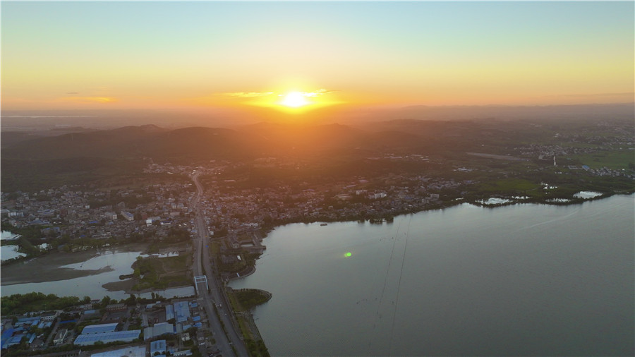 高塘湖日出。