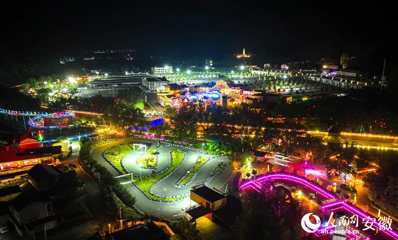 俯瞰夜晚的六萬情峽電影小鎮。人民網記者 陶濤攝