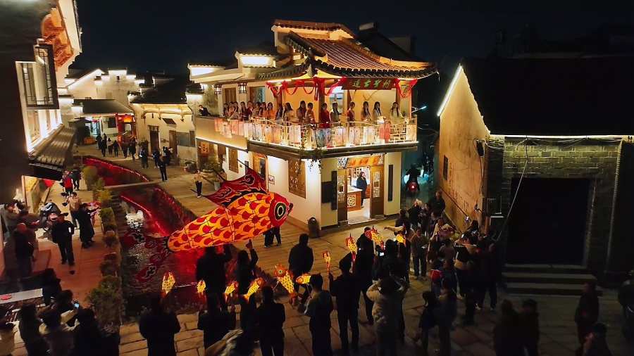 九华山“清凉游”备受游客热捧 “福字墙”掀起打卡狂潮