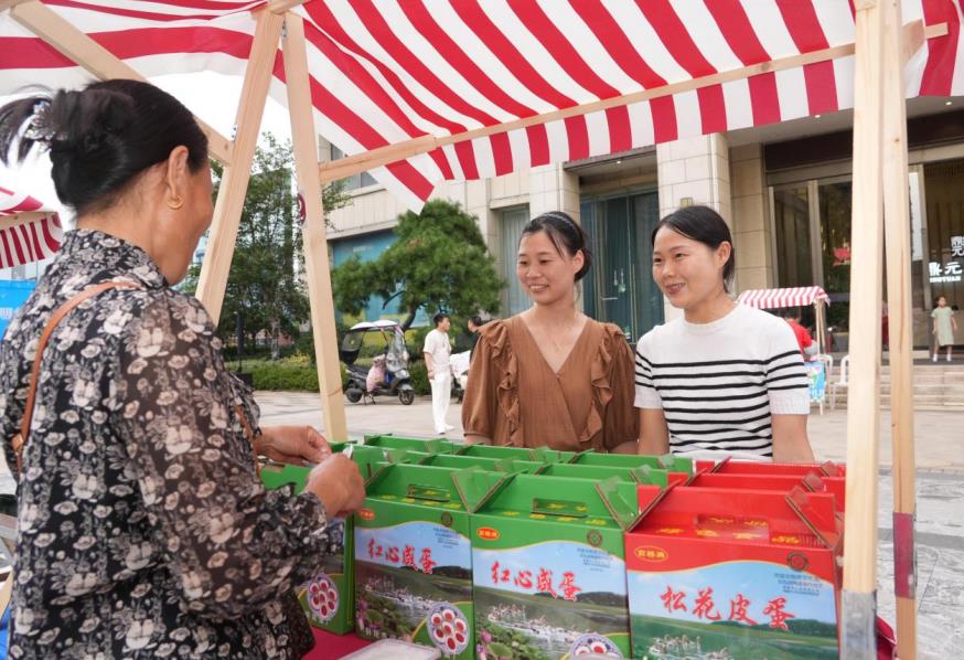 市民正在參觀非遺產品。汪遠攝