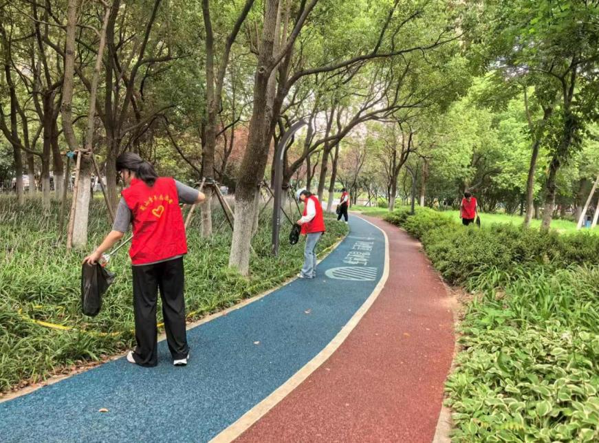 志願者們在匡河岸邊清理垃圾。
