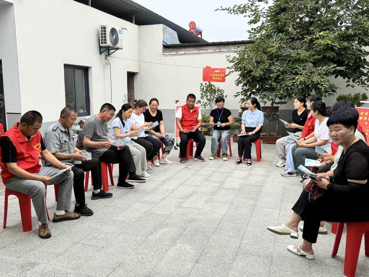 紅板凳上議文明活動。杜集區委宣傳部供圖