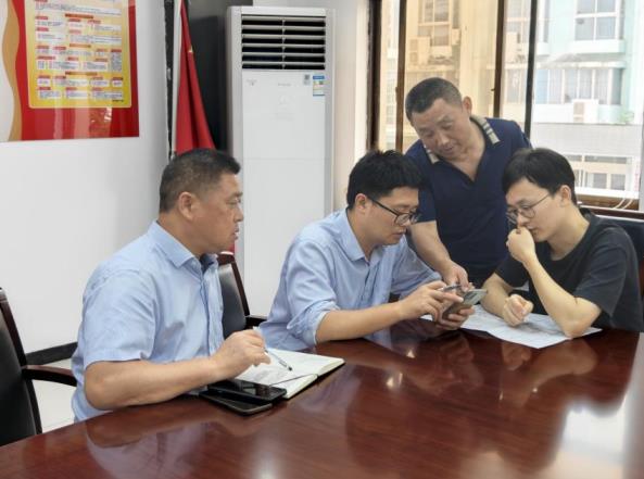 客户发展部项目负责人依据设计方案，在现场为用户完成报价。
