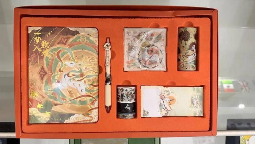 彩扬文具制作的敦煌主题文创产品。