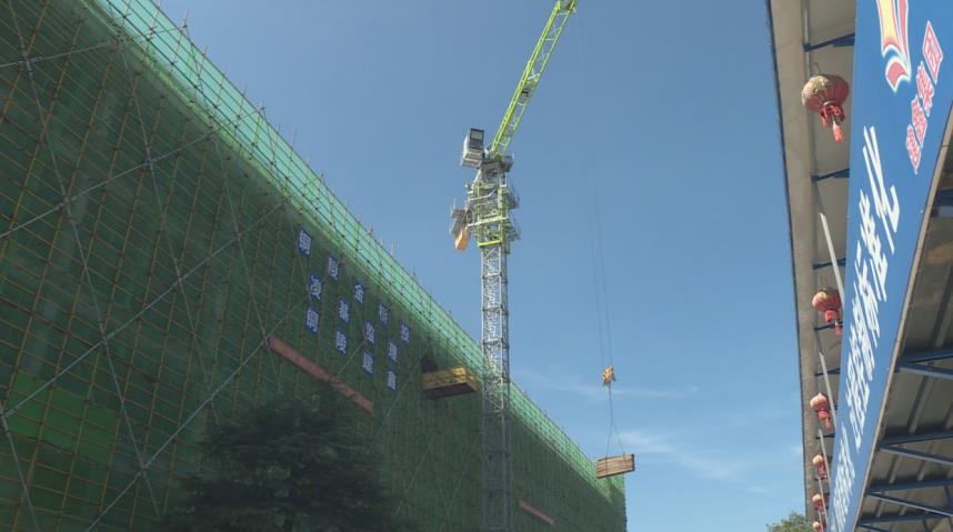 塔吊正在運送建筑材料。