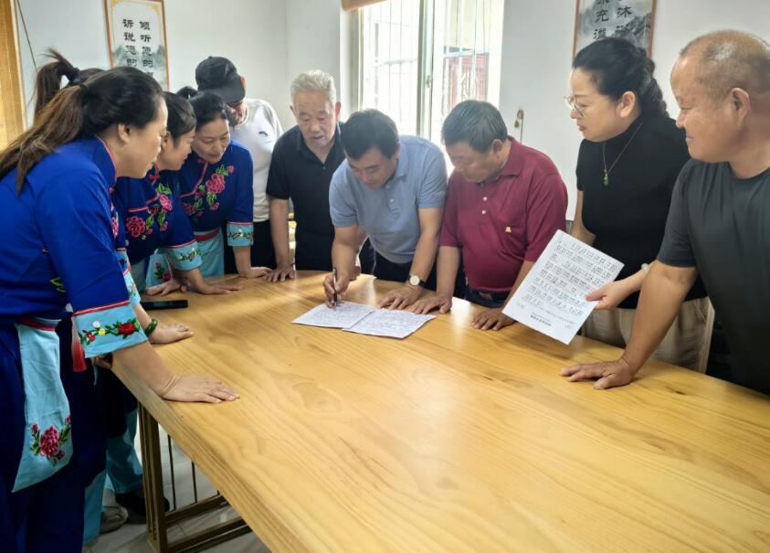 李俊民和創作團隊在孫疃鎮劉圩村進行村歌打磨創作。