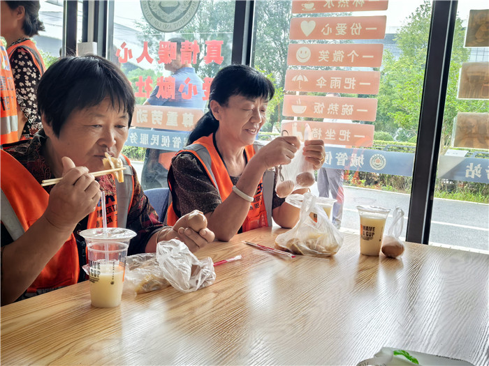环卫工人享用热腾腾的免费早餐。