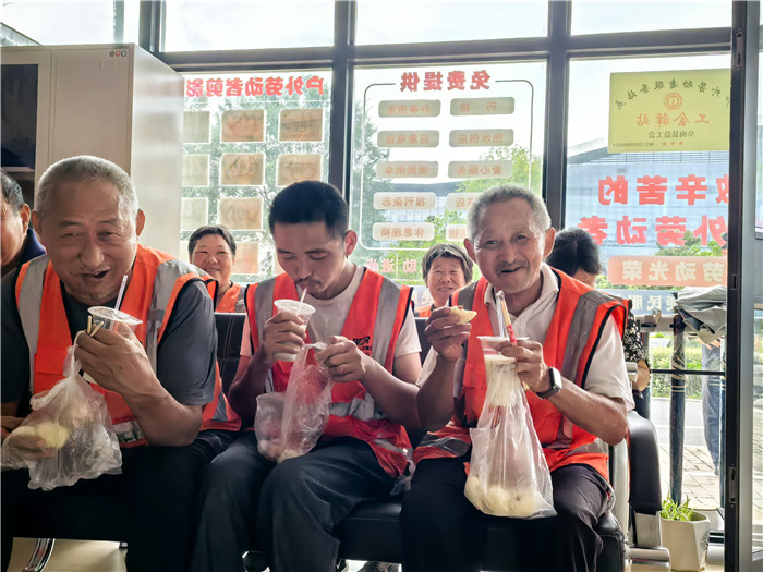 环卫工人享用热腾腾的免费早餐。