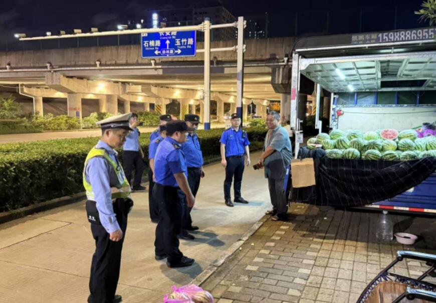 聯合交警夜查攤點。