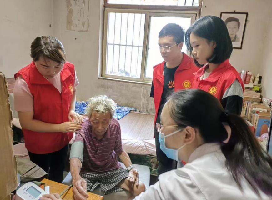 社区志愿者为独居老人测量血压。