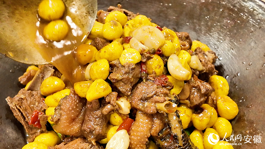 時令佳肴板栗燒雞。人民網 郭昊攝