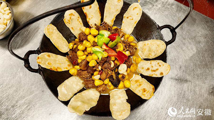 時令佳肴板栗燒雞。人民網 郭昊攝