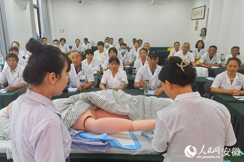 在“医疗护理员”技能培训课程上，老师正在示范护理细节。人民网记者 周坤摄