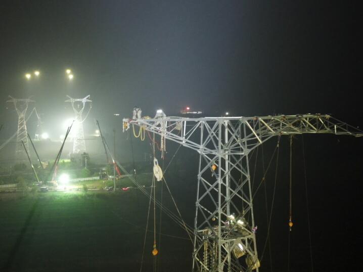埇桥—萧砀500千伏线路工程跨越淮萧高铁联络线施工现场。顾伟摄