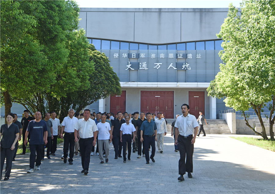 淮南市民走进大通万人坑教育馆，缅怀先烈，铭记历史。